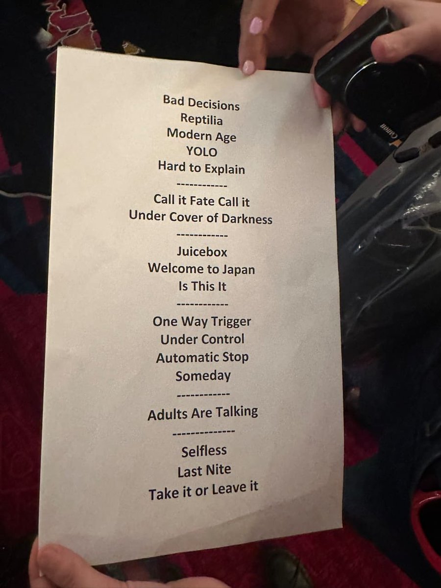 lollamania's tweet photo. El setlist de la vuelta de los Strokes 📝

No dejaron ningún álbum fuera del setlist: hasta tocaron Angles y tres temas de Comedown Machine. https://t.co/w21yLEZfxv
