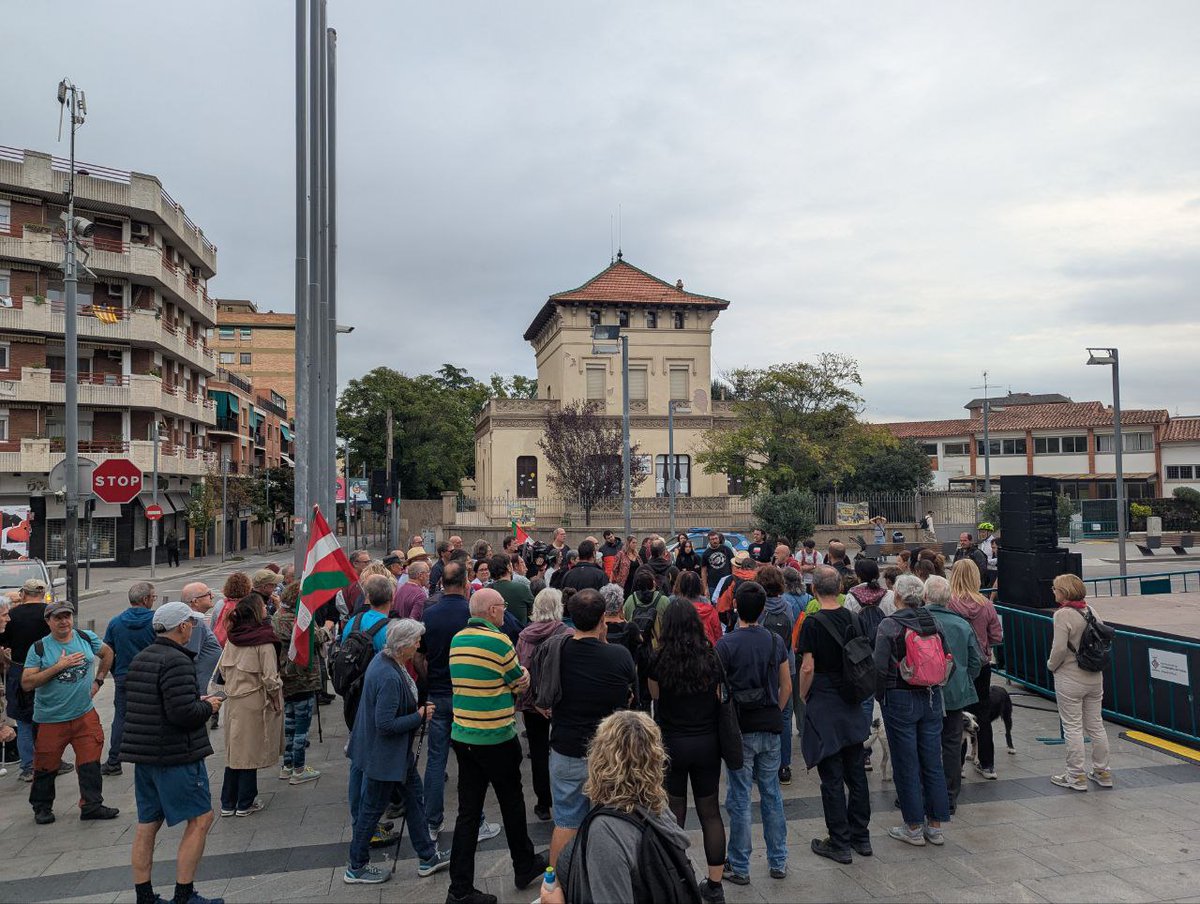 «No et van matar del tot. Perquè quan un poble recorda, els morts caminen amb ell. Txiki, no t’oblidem. Txiki, et duem amb nosaltres. Txiki, el teu crit encara ressona.»

Avui hem estat a Cerdanyola a l'acte d'homenatge a Txiki, 50 anys dels darrers assassinats pel franquisme