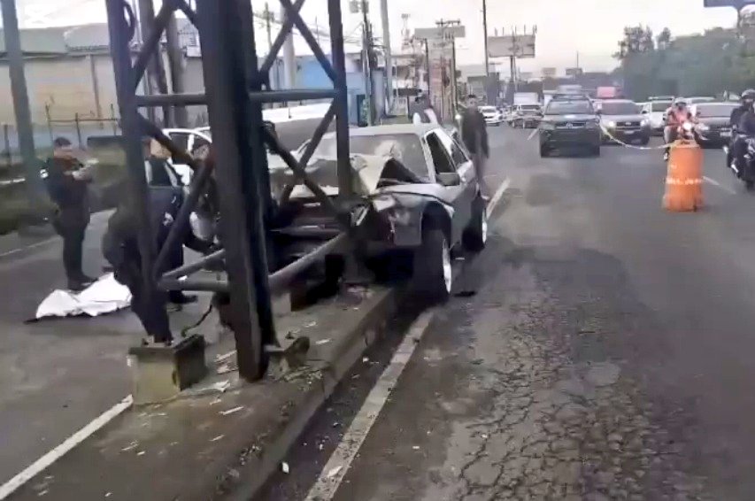 AHORA:

Persona fallecida tras colisión en  Calzada Aguilar Batres y 43 calle zona 12 de Villa Nueva, en sentido hacia la Capital. 

📸: PMT VN