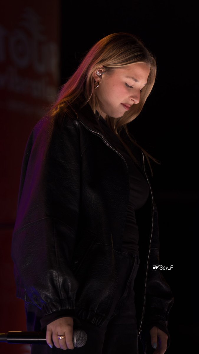 Quelques photos 📸 que j’ai pu prendre hier au #TourVibration du Mans.
Il y en a plus sur mon compte Instagram en story (et un post à venir) - sev_f.jpg

Si vous prenez merci de garder le tag et de mentionner svp !!

#helena #pierregarnier #marine #vitaa