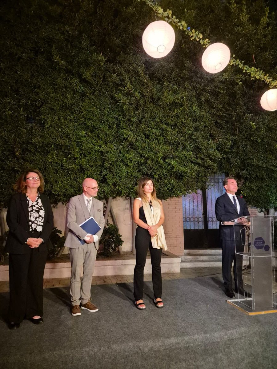 FranceenEgypte's tweet photo. L'ambassadeur présente ses meilleurs vœux de rentrée à tous les élèves, à leurs parents, à l'équipe enseignante et de direction du Lycée français d'Alexandrie. Le LFA s'engage dans une nouvelle dynamique prometteuse ! https://t.co/eWXSKQp3uS