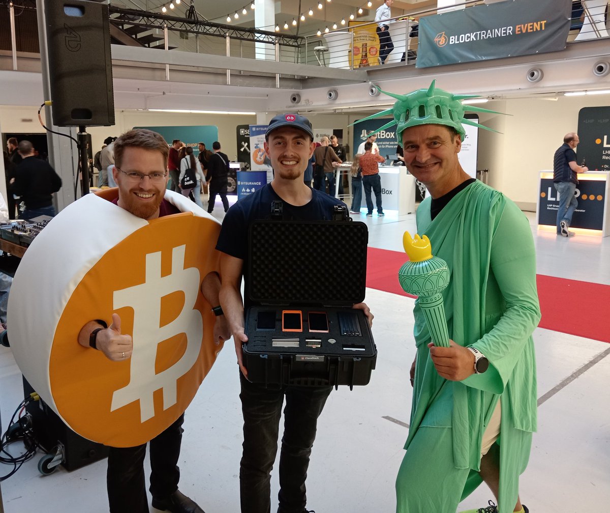 ClavaStack (früher BtcFrankenstein) (@clavastack) on Twitter photo Das Freiheits-Squad auf dem <a href="/blocktrainer/">Blocktrainer</a> Event.
<a href="/SpecterWallet/">SpecterWallet</a>, Bitcoin und <a href="/Justdoitalex/">Alex v. Frankenberg (Hodltrainer)</a> Das Freiheits-Squad auf dem <a href="/blocktrainer/">Blocktrainer</a> Event.
<a href="/SpecterWallet/">SpecterWallet</a>, Bitcoin und <a href="/Justdoitalex/">Alex v. Frankenberg (Hodltrainer)</a>