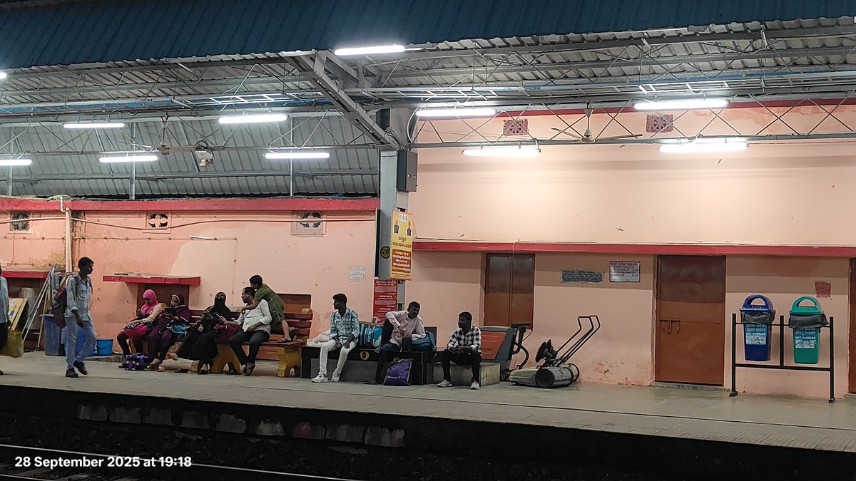 mani_paul7's tweet image. This picture is of Jajpur Road Keonjhar station, in which the fan of the station has been closed for the last 4 hours. The condition of the passengers is bad in this heat. The railway department should take cognizance of this and get the fan started immediately. @AshwiniVaishnaw