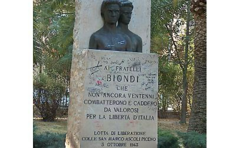 ANPIRomaPosti's tweet image. Fratelli foggiani di 19 e 16 anni, #Vincenzo e #LuigiBiondi caddero entrambi il #3ottobre 1943 in uno scontro con i nazifascisti presso il #ColleSanMarco di #Ascoli.