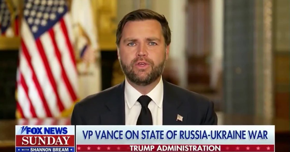 JD Vance 穿着西装打领带，站在美国国旗和官方装饰的背景前。文本叠加层显示为“福克斯新闻周日”和“万斯副总统谈俄乌战争状况”，下面是“特朗普政府”。