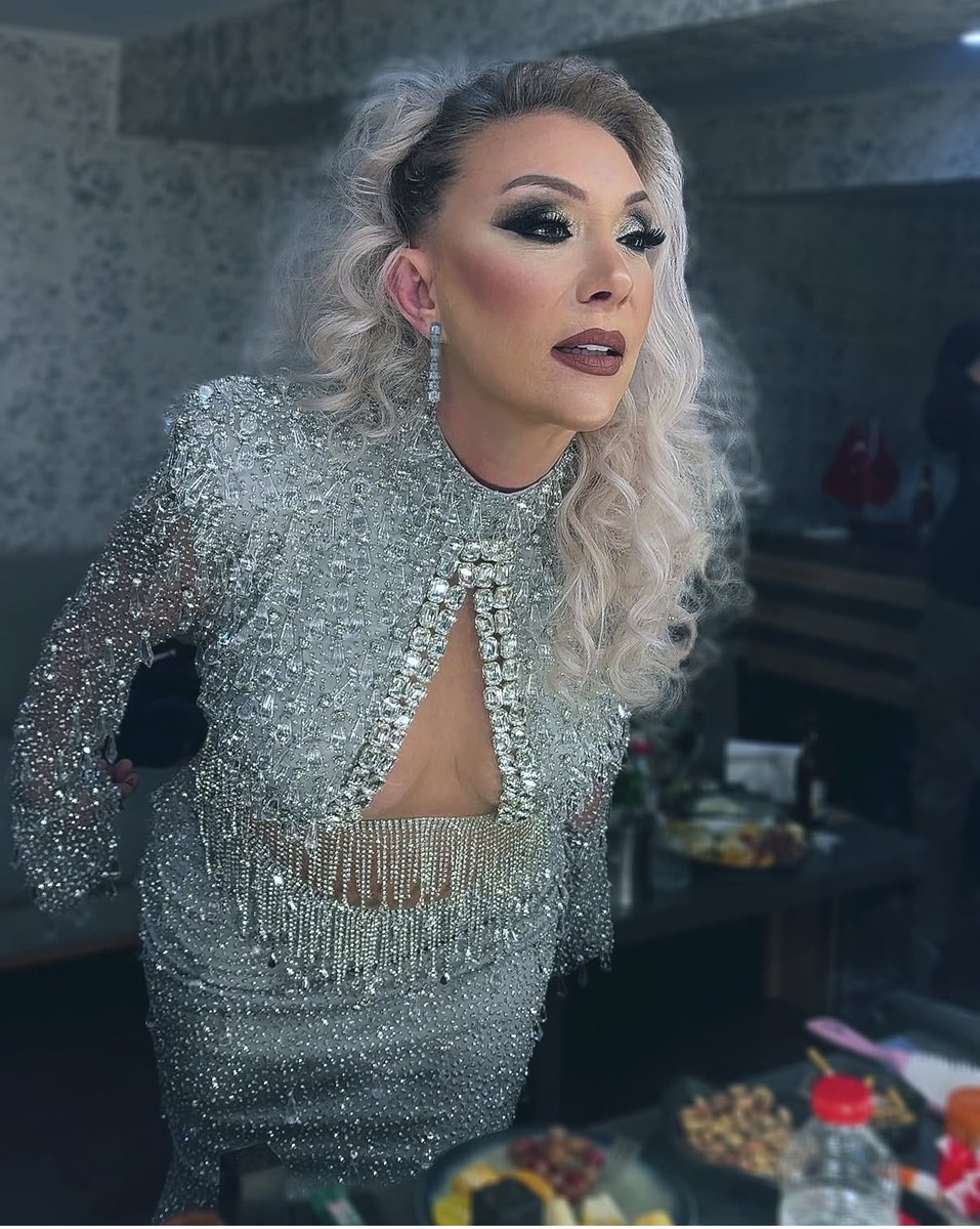 Kelimelerin kifayetsiz olduğu yerdeyim sadece sen değil bir nesil seninle beraber gitti Arabesk müziğin kraliçesi çocukluğum gençliğim asla yerin dolmayacak koca sesli kadın Nur içinde uyu anneciğine kavuşman tek tesellim 💔🥀#güllü