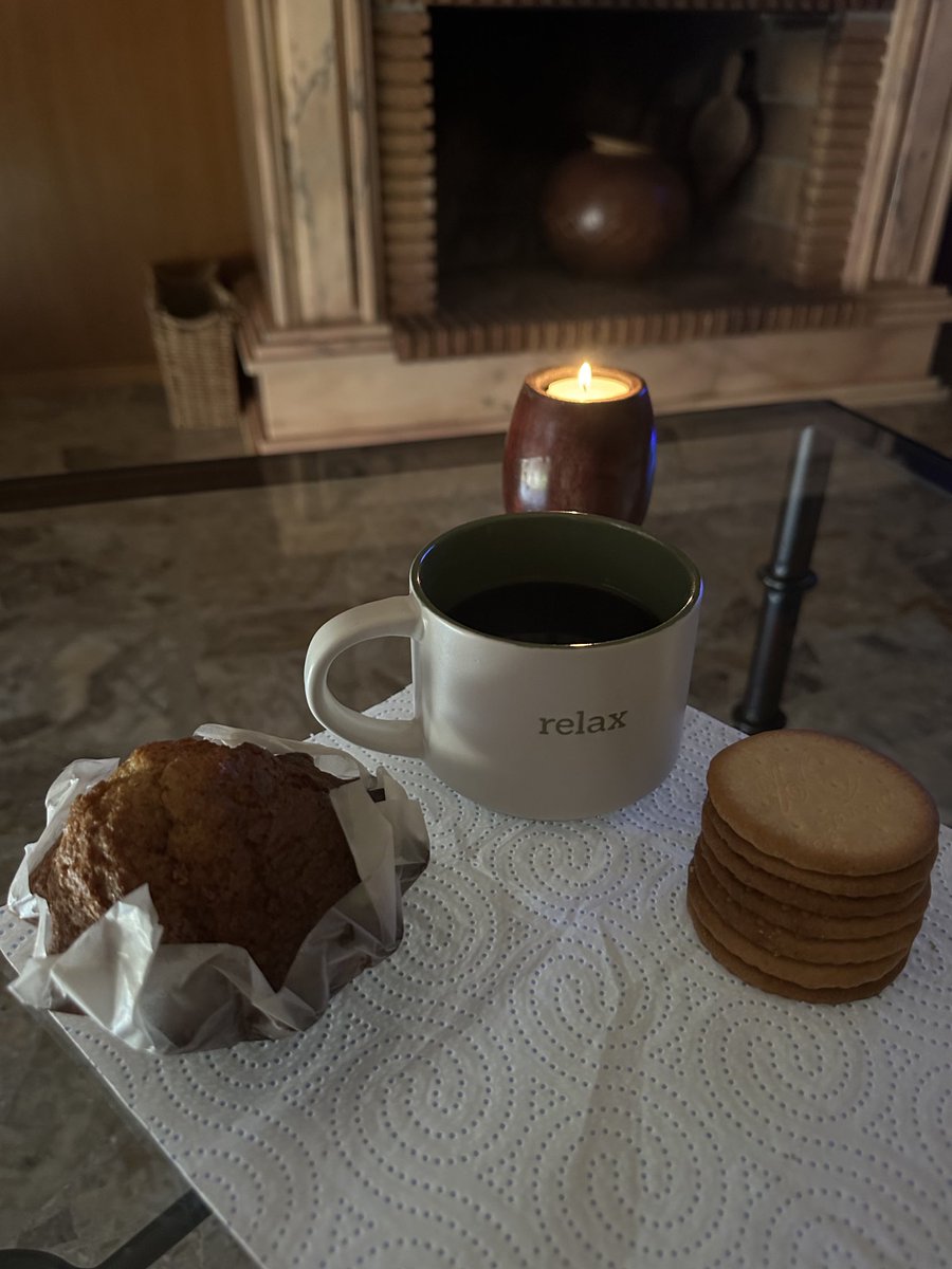 Y llegó la hora del café con algo 😂
¿Qué elegiríais la Magdalena o las galletas?