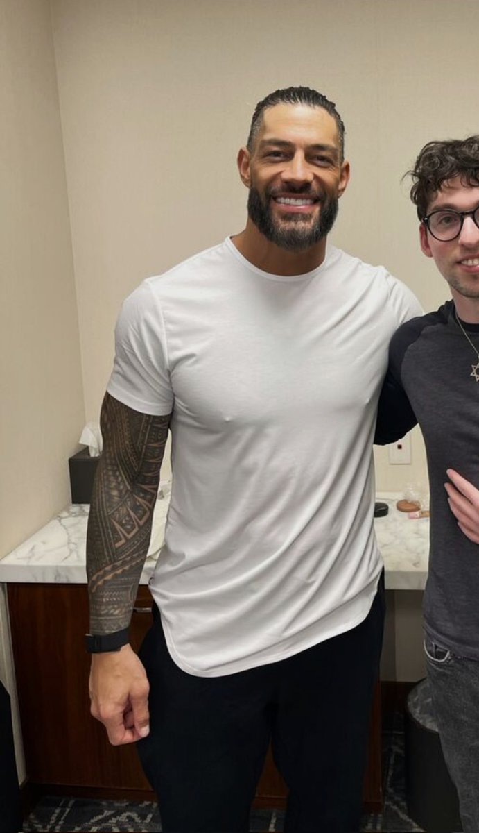 look at Roman all smiles during the NY photoshoot for the StreetFighter casting 🥹