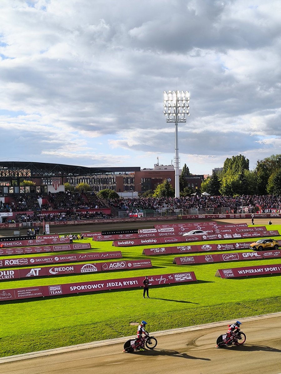 44.
Po 12 latach starcie Polonii i Stali Gorzów. Szymon, Buczek i Sasza znów są gospodarzem tej potyczki.
Jest i debiutant absolutny...

<a href="/PoloniaBDG/">Abramczyk Polonia Bydgoszcz</a> ❤️
🎤 <a href="/jacekdre/">Jacek Dreczka</a>