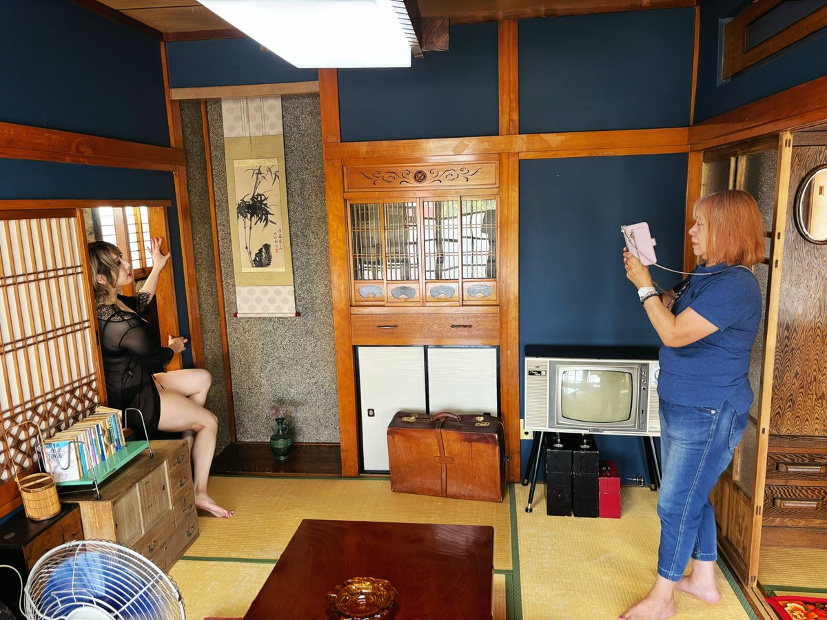 RINGPLUS2024's tweet image. 週プロ別冊「女子プロレスRING PLUS 9」
10月2日(木)発売！

前号の本誌でインタビューに登場してくれた真琴選手ですが

今回はグラビアに出演していただきました

本人も出たかったとのことで、嬉しいお言葉！

写真は真琴選手を撮るマネージャーの松澤さんです

#週プロ 
#RINGPLUS