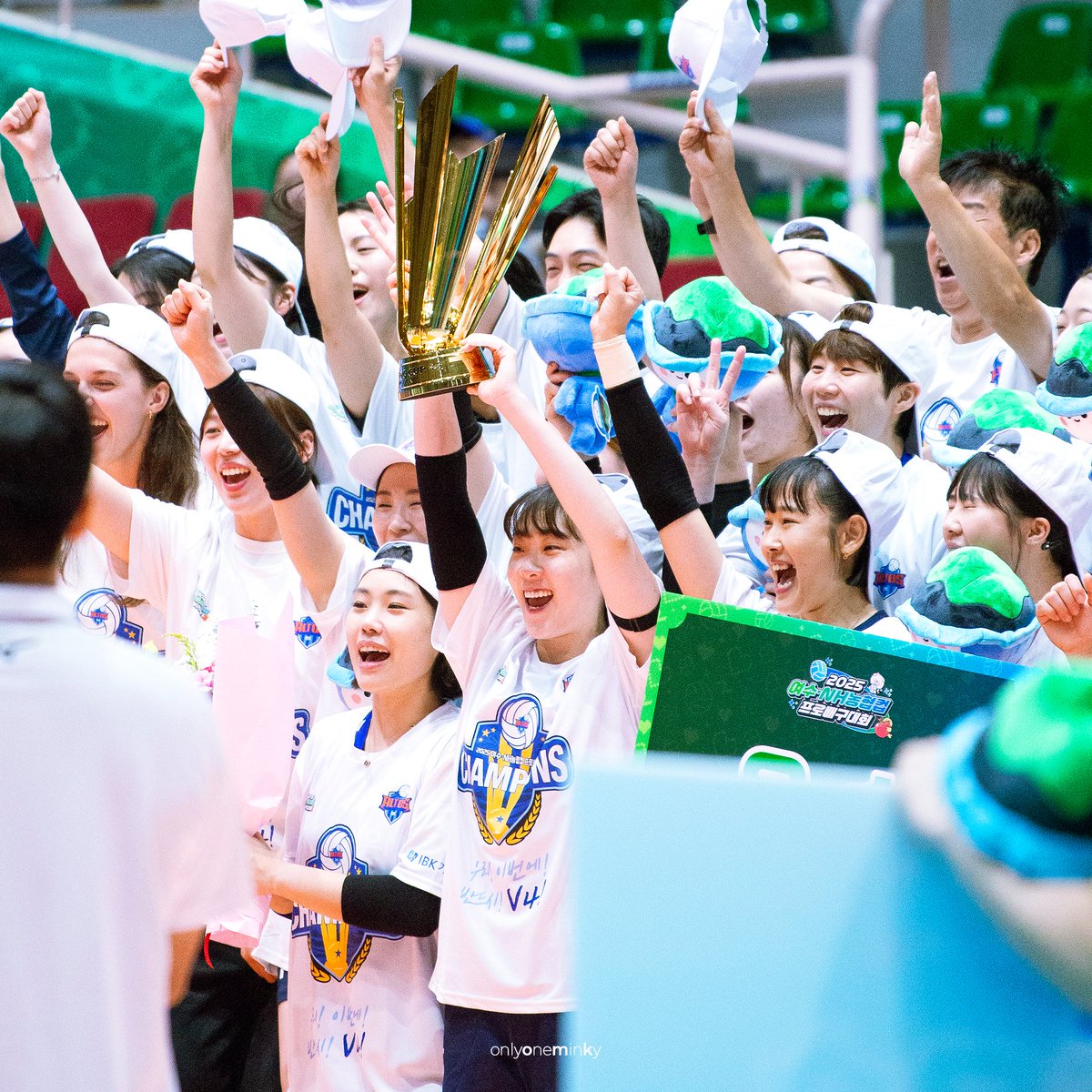 omk_no15's tweet image. 밍키 좋아한 이 후로 컨페티 속에서 트로피 드는 모습이 너무너무 보고싶었는데 그게 그렇게 어렵더라고 컨페티 없어서 반만 이뤘지만 그래도 행복했다 정말 
오늘 눈물로 어려웠던 것들은 흘려보내고 봄에는 남은 반도 꼭 채워서 봤으면 좋겠다 너무 고생했고 너무너무 축하해