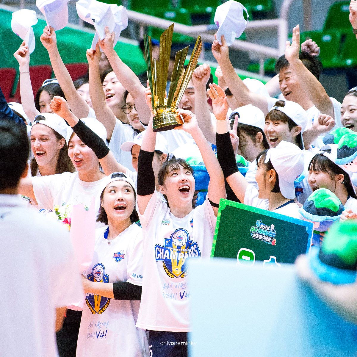 밍키 좋아한 이 후로 컨페티 속에서 트로피 드는 모습이 너무너무 보고싶었는데 그게 그렇게 어렵더라고 컨페티 없어서 반만 이뤘지만 그래도 행복했다 정말 
오늘 눈물로 어려웠던 것들은 흘려보내고 봄에는 남은 반도 꼭 채워서 봤으면 좋겠다 너무 고생했고 너무너무 축하해