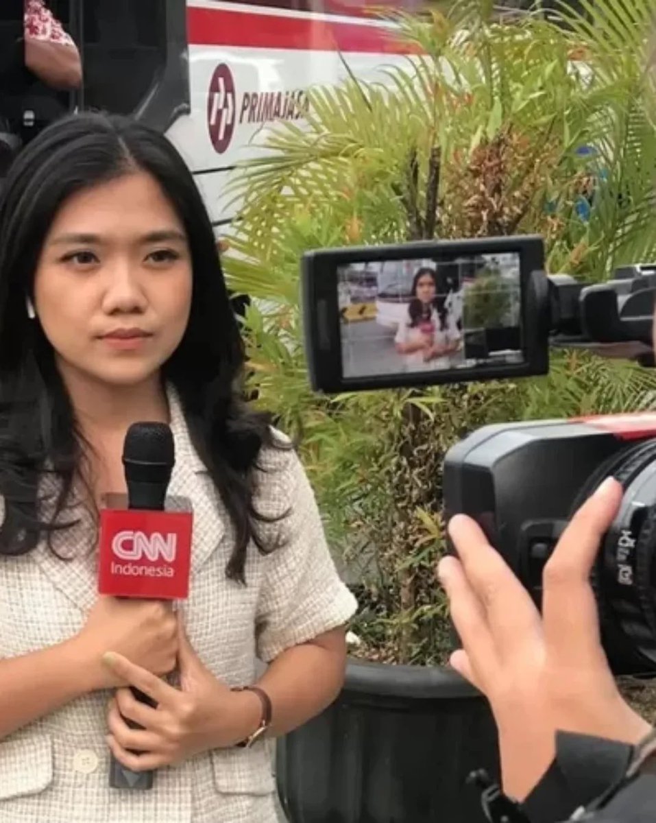 Bintu__Baba's tweet photo. Gegara bertanya kasus keracunan massal MBG ke Presiden @prabowo , kartu identitas liputan Istana Negara milik wartawati reporter @CNNIndonesia , Diana Valencia dicabut Biro Pers Istana Kepresidenan @KemensetnegRI . 
Diana mengatakan ID Card Istana miliknya dicabut karena ia dinilai bertanya di luar konteks. Oleh karena itu ia meminta izin keluar, leave group (wartawan Istana). “Terima kasih banyak, sampai bertemu di liputan lain,” kata Diana Valencia. Dewan Pers Indonesia @officialdewanpers langsung merespon dan meminta pihak Istana Kepresidenan mengembalikan akses peliputan jurnalis televisi CNN Indonesia. “Dewan Pers meminta agar akses liputan wartawan CNN Indonesia yang dicabut segera dipulihkan sehingga yang bersangkutan dapat kembali menjalankan tugas jurnalistiknya di Istana,” kata Ketua Dewan Pers, Komaruddin Hidayat, lewat siaran pers tertulisnya, Minggu (28/9/2025).
—-

Widihhh mantap kali nih main gercep cabut ID Card jurnalis… !