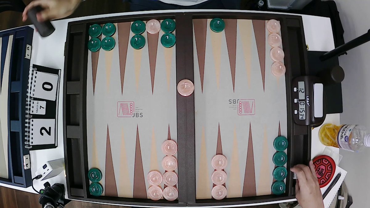 boxgmn's tweet image. 本日の学び
テイクしたキューブを持った手でクロックを押してからキューブを置くのではなく、キューブ置いてからクロックを押したほうが、kifu.meの認識的にはよい。（画像はダメな例）