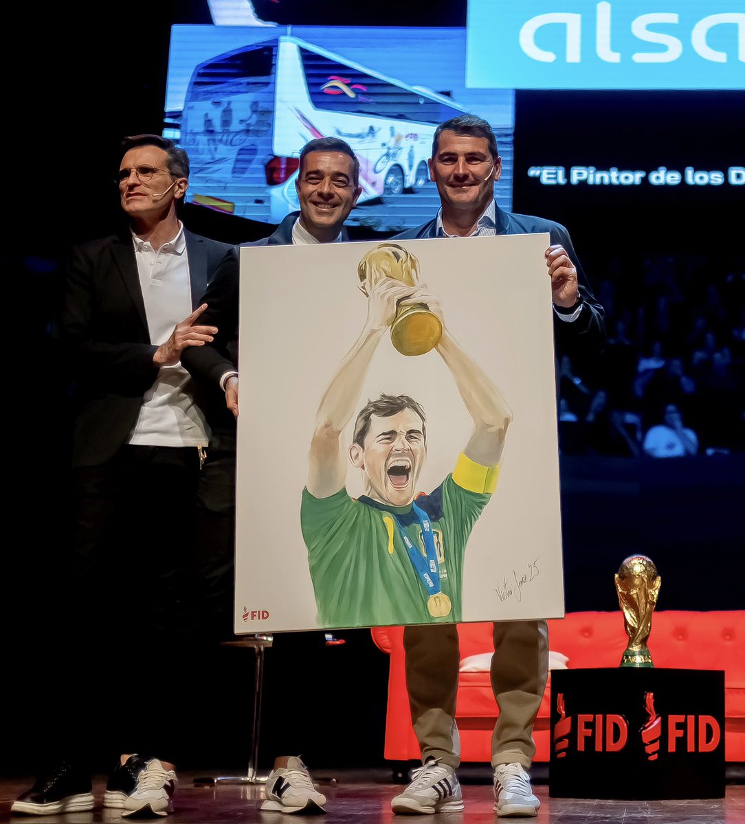 Una vez más la vida me ha dado la oportunidad de pintar a uno de los mejores deportistas de la historia <a href="/IkerCasillas/">Iker Casillas</a> y una vez más <a href="/ForosFID/">Foros FID</a> y <a href="/francdelrio/">Fran Del Río</a> han tenido la culpa. Gracias de corazón 🙏🏻❤️
.
#ikercasillas #FID2025 #pintordelosdeportistas #livesportartist