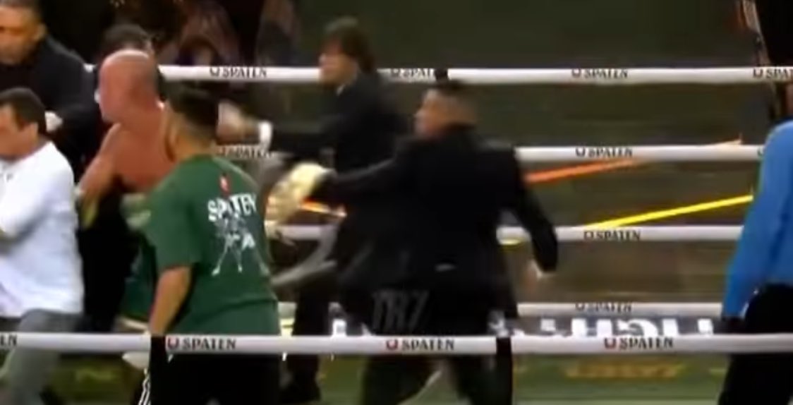 Isso aqui foi covardia! Não se bate em um homem pelas costas.