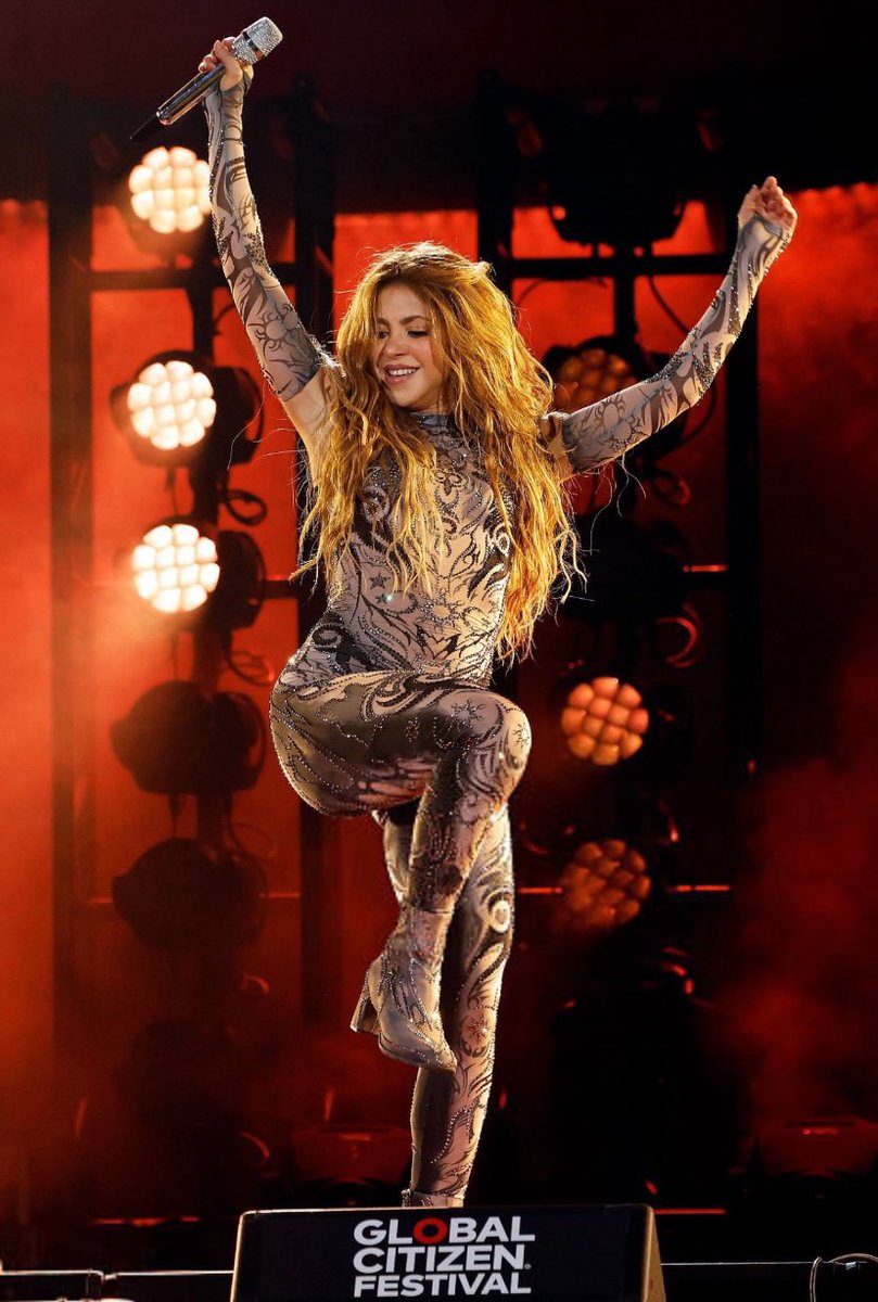 Ella dio el abre bocas de su gira al globo terráqueo la noche de ayer. Europa, Asia y Oceanía vean un poco de lo que va a ser LMYNWTour en su continente.