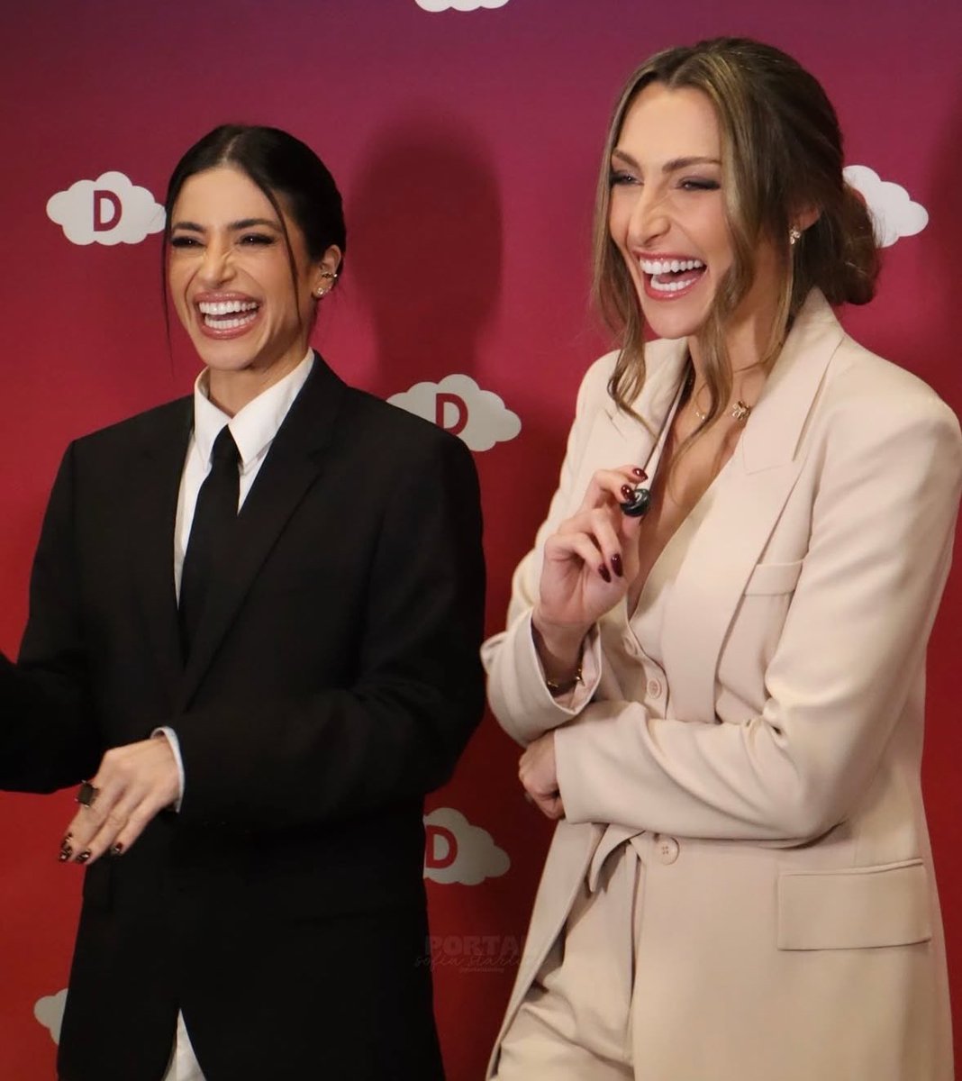 OS SORRISOS DO TAMANHO DA BUNDA DA SOFIA😫