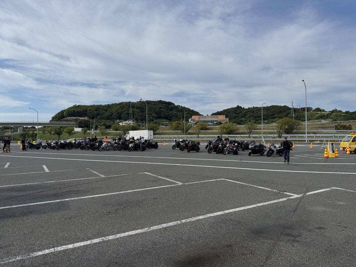 Rachel77u's tweet photo. 今日は、#アワイチ ツーリングしてきました🏍️帰りは、雨がじゃじゃぶりで少し寒かったけど、美味しいものを食べれて楽しかったです。あちこちでHarley-Davidsonを鑑賞できて楽しかったです😍#淡路島はHarleyDavidson多め #ピカピカに磨いたバイクと観覧車 #YZFR3 https://t.co/vmsp9CZQHf