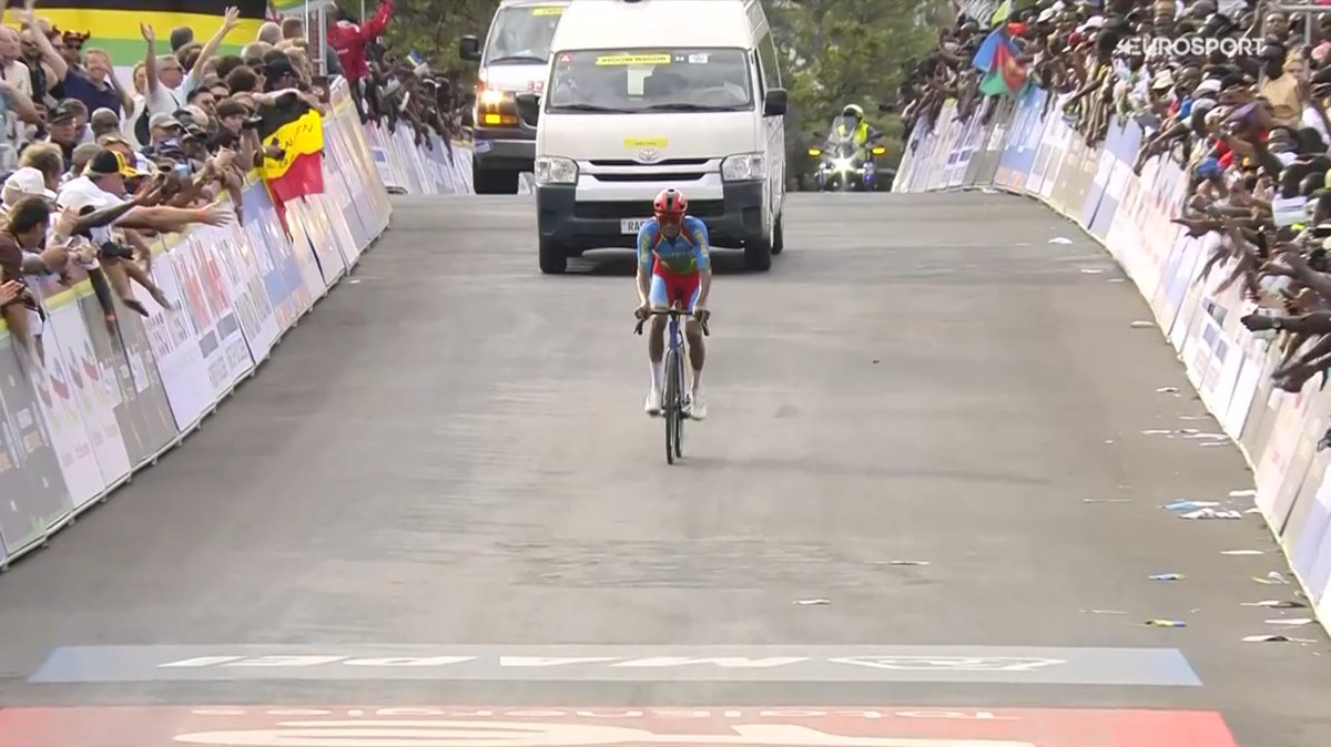 laflammerouge16's tweet image. #Kigali2025 - 30 riders finishes the race, the last being Ghebreigzabhier at 12'04'' 

It's the least number of finishers since Duitama 1995 (20 finishers)