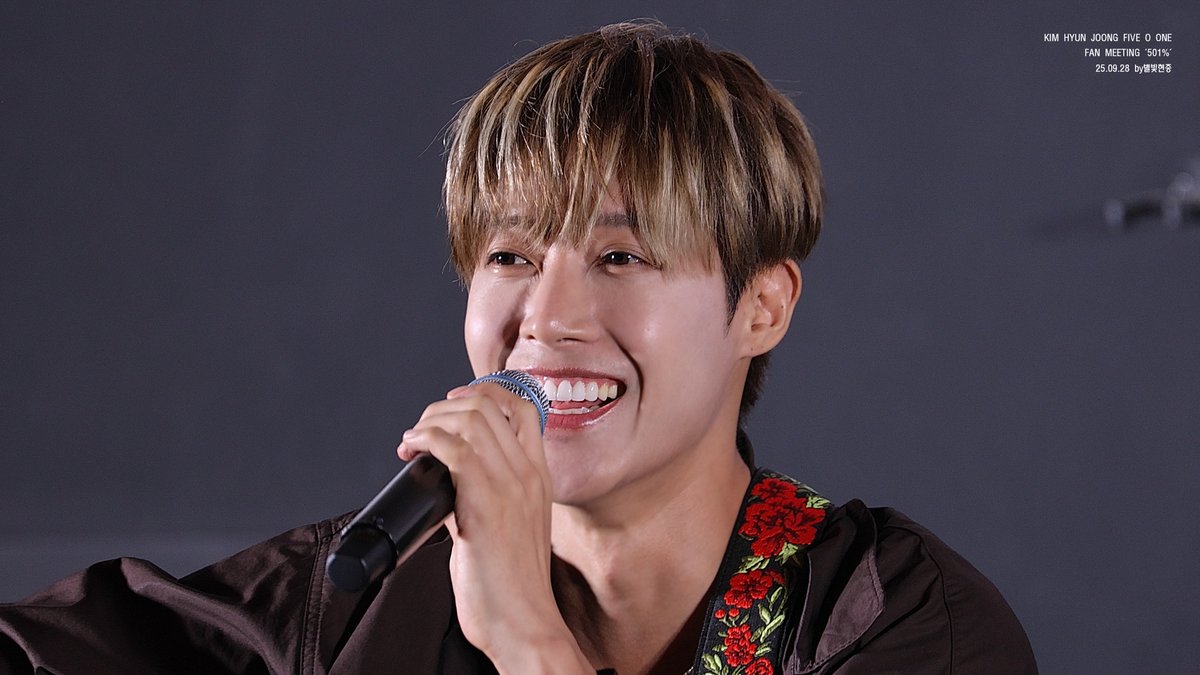 김현중 FIVE O ONE 팬미팅 '501%' 1부 프리뷰 

증명사진?😆걸조의 정석! ✨😍
김현중 미모 언제나 예술이에요!😭
영상 편집할동안 맛보기 캡쳐

#김현중 #kimhyunjoong #キムヒョンジュン
#FIVE_O_ONE #FIVEOONE #파이브오원