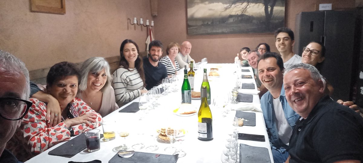 xbassa's tweet image. A  can Tomàs, acabem els tastos del cap setmana a la masia amb un "pleno total" un tast de pernils maridat amb vins.  #cantomas #xavierbassa #pernils #jamon