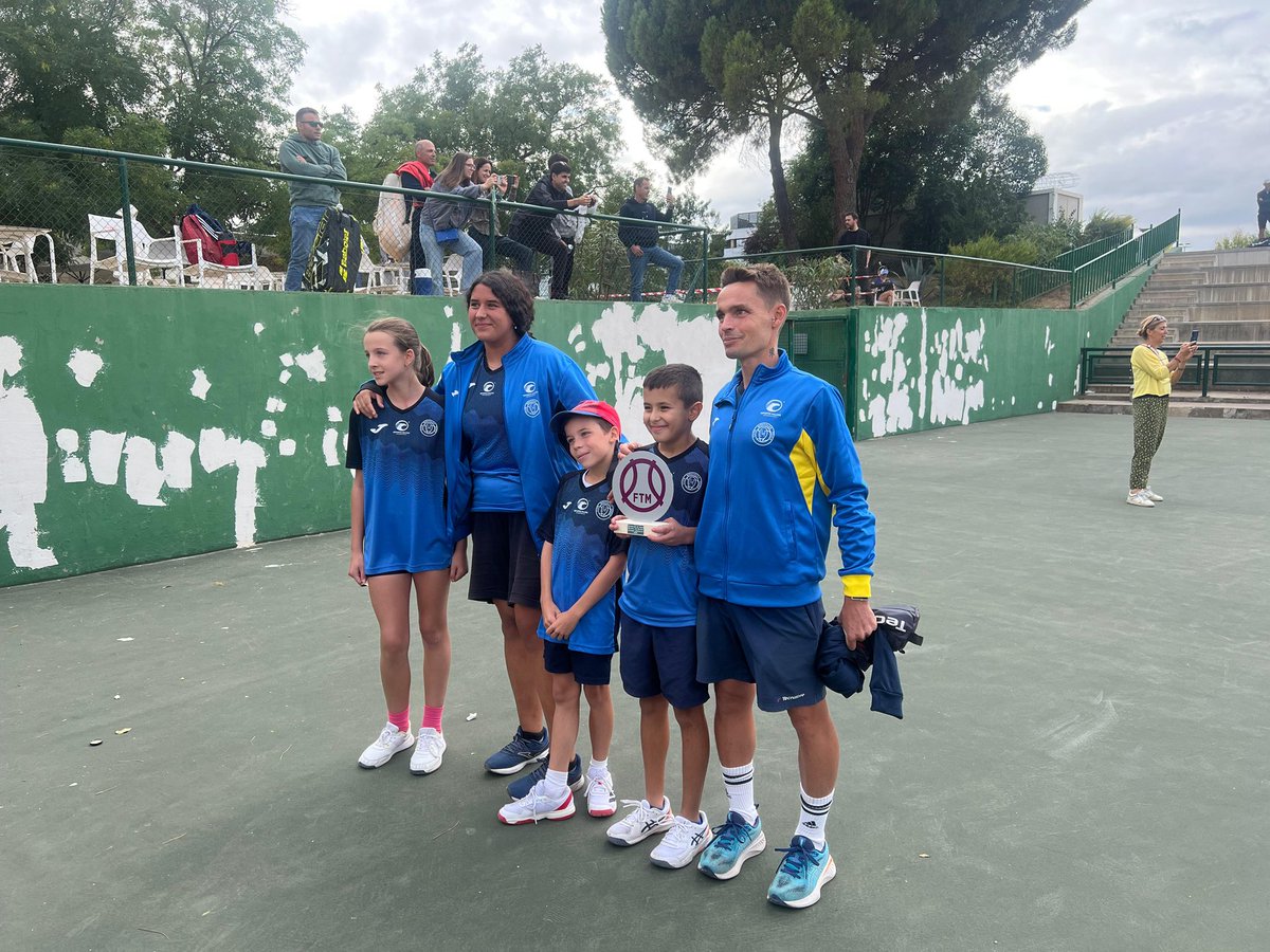 Hoy han jugado los más pequeños del Club Móstoles Tenis,, y se han proclamado campeones de Madrid por equipos Benjamin de Consolación, enhorabuena Dani, Samuel y Sofía.
#clubmostolestenis #equipos #benjamin