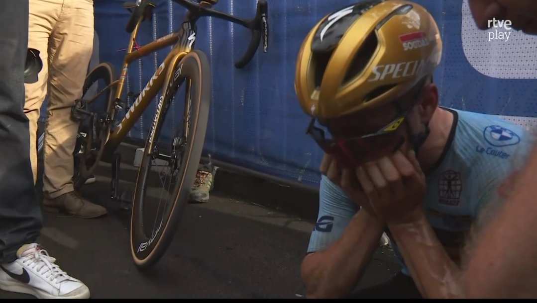 Cualquiera diría que ha conseguido el 🌈 en CRI y el🥈en ruta.

Salvo el 👽, cualquiera desearía lo que ha conseguido Remco en 1 semana.

¡Alégrate, joder! Que lo que has hecho es impresionante.