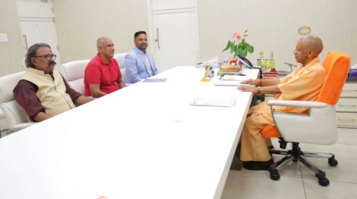 मुख्यमंत्री श्री <a href="/myogiadityanath/">Yogi Adityanath</a> जी महाराज से आज लखनऊ में वेलिंगबोरो टाउन काउंसिल, इंग्लैण्ड के मेयर श्री राज मिश्रा जी ने शिष्टाचार भेंट की।

इस अवसर पर श्री योगेश त्रिपाठी जी एवं श्री सुल्तान शहरयार खान जी भी उपस्थित रहे।