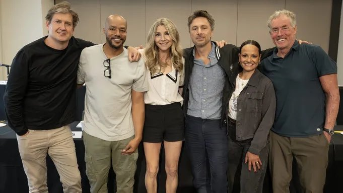 SERIELIZADOS's tweet photo. El reparto de SCRUBS y su creador, Bill Lawrence, reunidos para el reboot de la serie😍

¡Una foto para empezar la semana con mucha alegría! https://t.co/IfRCYtJCn9