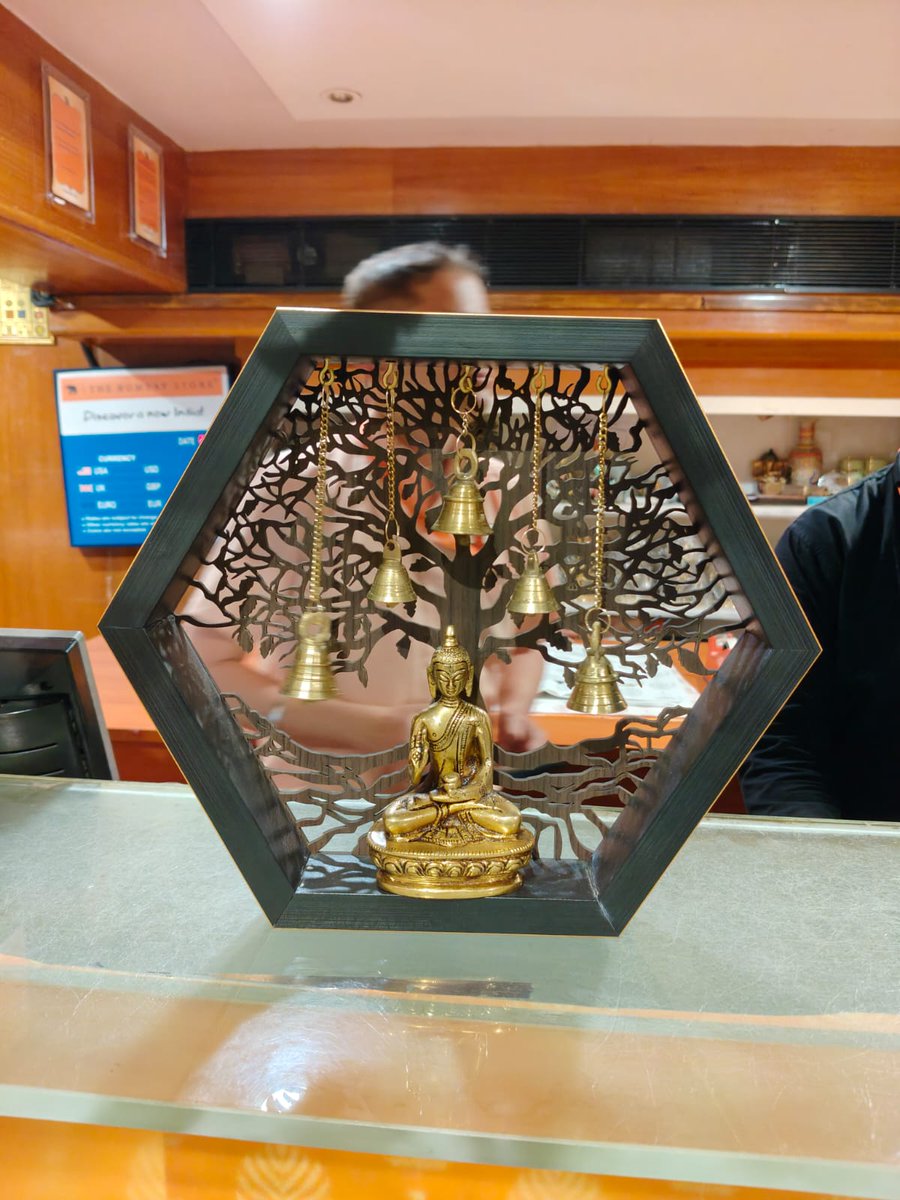 "बुद्ध, बोधि वृक्ष और घंटियाँ की मधुर ध्वनि"! यह सब मन को एक पल की शांति प्रदान करता है!
सब एक फ्रेम में,जो कला और आध्यात्मिकता का एक उत्तम उदाहरण है।
#Buddha #Peace #ZenDecor #HomeDecor #GautamBuddha #Spiritual 
​#ArtPiece #BuddhaStatue #BrassBells #UniqueDecor #GiftingIdeas