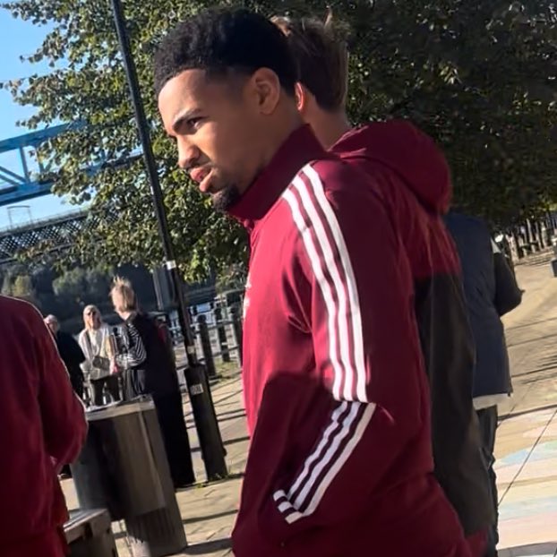🚨 Ethan Nwaneri is NOT in the Arsenal squad to face Newcastle United, despite travelling with the squad. ❌🏴󠁧󠁢󠁥󠁮󠁧󠁿