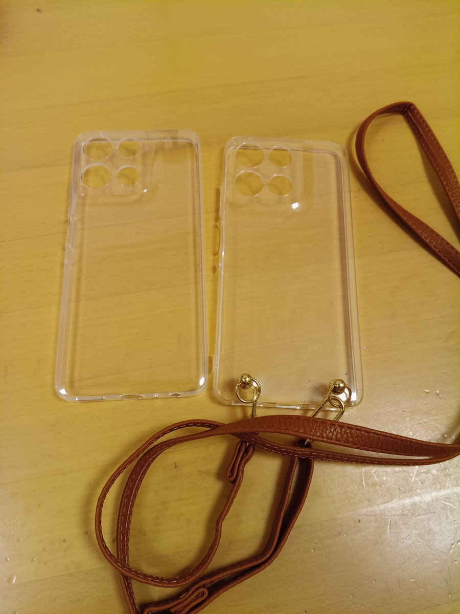 あざつねひろみの定期更新、日曜日はわたくし・嘉納みなこ！
🌼最近のできごと🌼
新しいスマホに変えました！ケースもついでに買ったんですが、何でか…本当に何でか、本体にケースついてたんです…買ったケースと瓜二つなのが！
なんでや！！（ストラップの違いはあれど…）