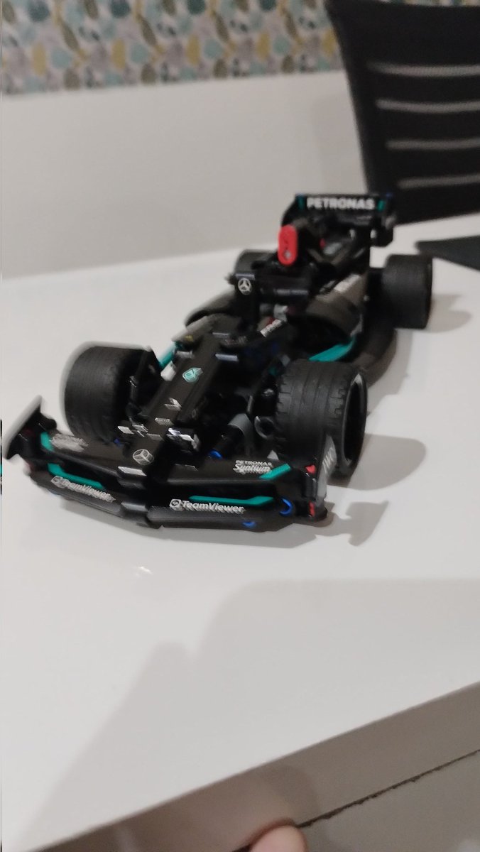 Lego com o carro do Hamilton que meu filho ganhou ontem a noite do meu irmão, porque todos nós somos apaixonados por Fórmula desde sempre