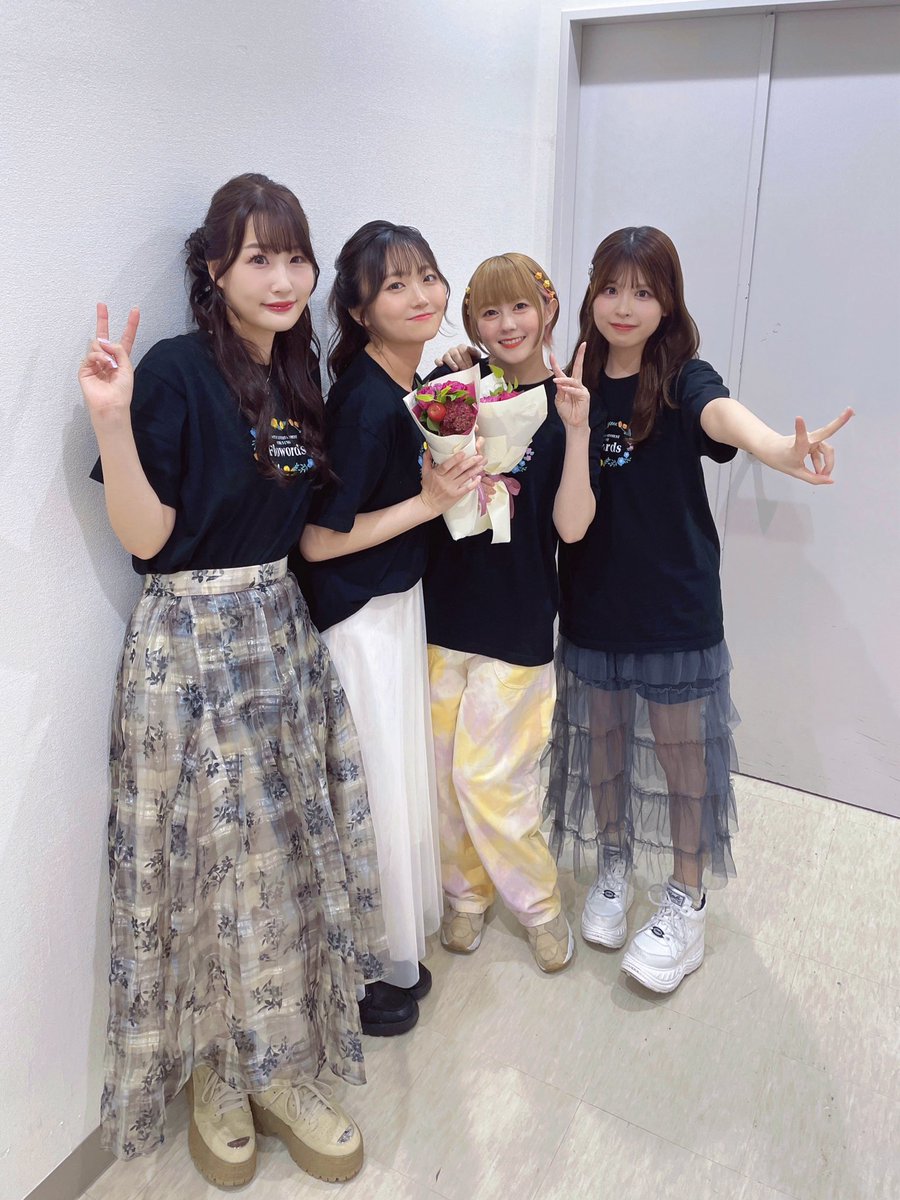 AikawaHaruka0's tweet photo. 公開録音ありがとうございました〜!!!
にぎやかで皆さん優しくて素敵な声も聴けてすごかったぞ!!
ぜひラジオもお楽しみに📻🌟
#ALiCEEyez #Flowords https://t.co/XmVJ4PSV6N