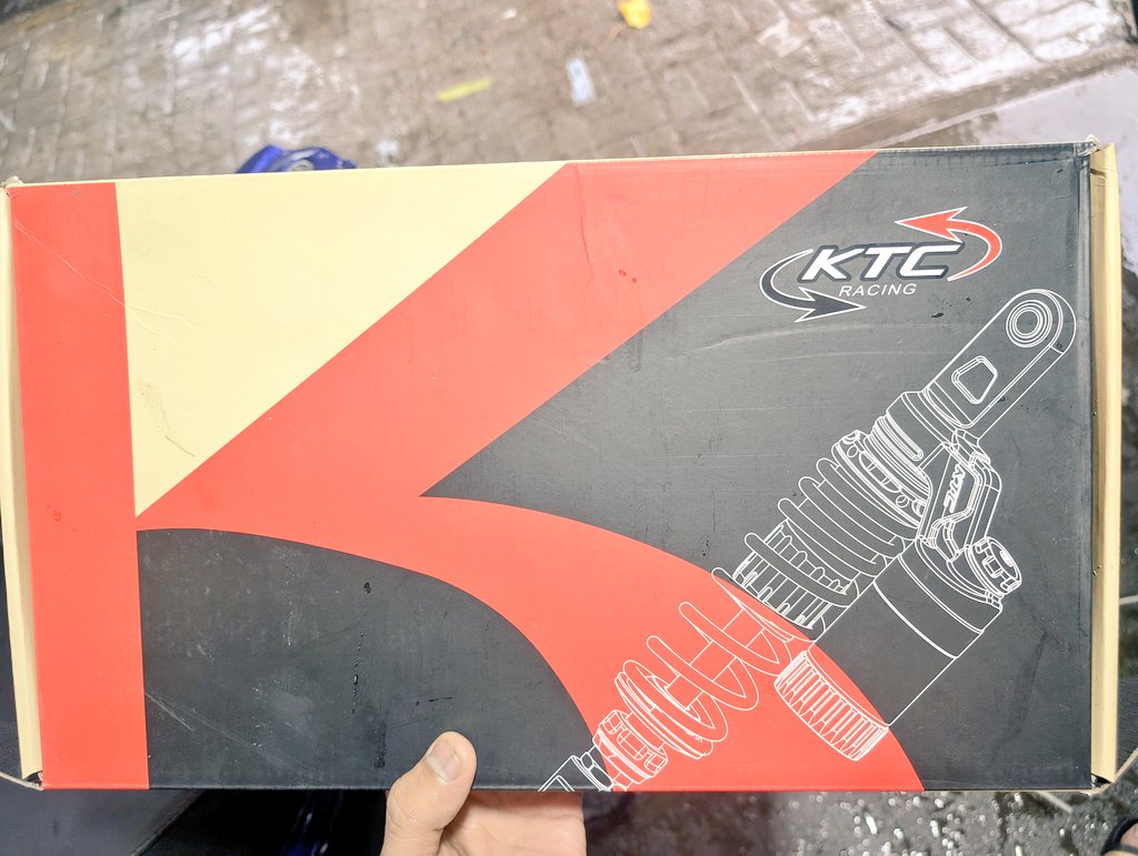ZenithValue_'s tweet photo. Upgrade day for the Aerox was a huge success! ✅ 
The stock rear suspension was notoriously hard, and my lower back was definitely feeling the brunt of Mumbai's rough roads.

The main event was swapping the stock suspension for a set of KTC Extreme rears. https://t.co/2NBn8mffIB