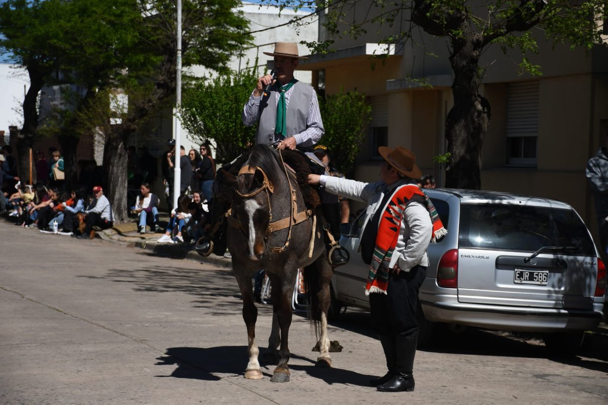 MuniChivilcoy's tweet photo. #AHORA | El intendente @BritosGuillermo autoriza el desfile criollo que da inicio a la jornada central de la 4° edición de la Fiesta del Asado de Moquehuá, en la Plaza Bernardino Rivadavia de la localidad 🐴🐴

¡Los esperamos! 😀 https://t.co/ItCJeoHNTL