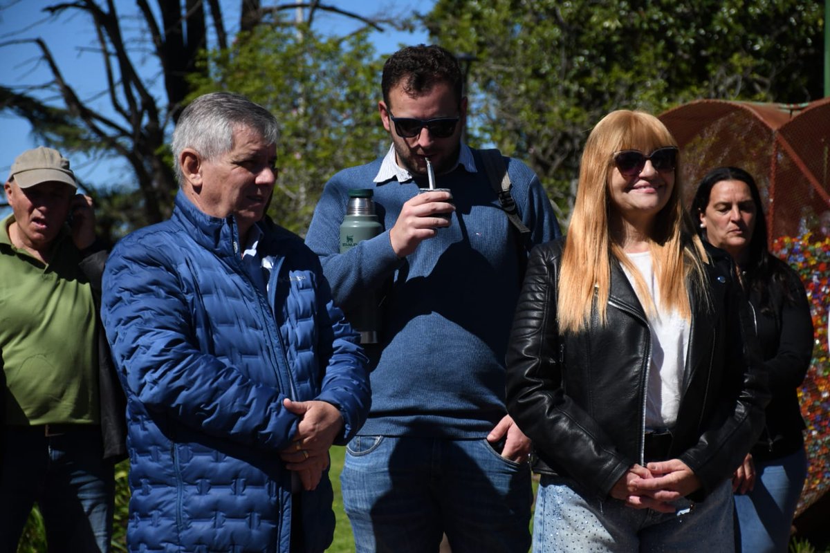 MuniChivilcoy's tweet photo. #AHORA | El intendente @BritosGuillermo autoriza el desfile criollo que da inicio a la jornada central de la 4° edición de la Fiesta del Asado de Moquehuá, en la Plaza Bernardino Rivadavia de la localidad 🐴🐴

¡Los esperamos! 😀 https://t.co/ItCJeoHNTL
