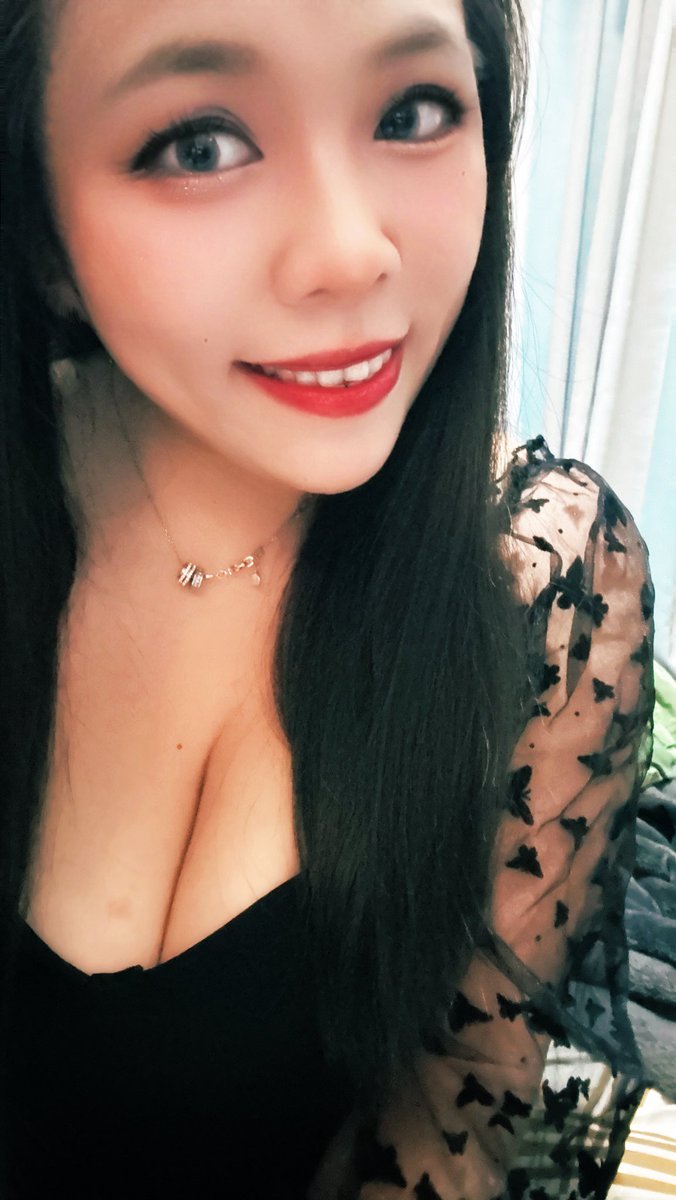 我發現
我越來越不會自拍
💔💔💔

生日完美落幕

身邊朋友不多
但有你們陪著過生日
真的很開心
💞💞💞

但我必須老實說
今年好冷靜，以往都是嗨到爆炸
一定是都長大了，更穩重了😅😅😅
但偶爾放縱一下也是可以的🤣🤣🤣

希望身邊的美樂蒂少一點🤣🤣
可以喝綠茶但不要當婊子😂😂
但誰說婊子一定是女生