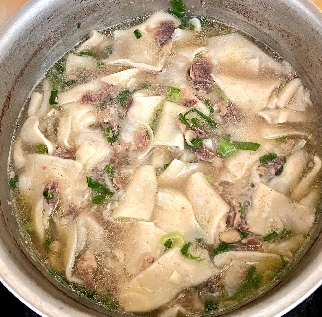 Монголын уламжлалт, мартагдаж буй хоолнуудын жагсаалт гэнээ.

Сагсай – Үхрийн өөхтэй мах, цагаан будааг шөлтэй нь зөөлөн гал дээр удаан чанаад нухааж бэлтгэдэг монгол нутгийн уламжлалт хоол.

Түнтэг – Амталж татсан махыг жижиг гуриланд боож банш шиг хэлбэрээр чимхэж, шөлөнд чанаж