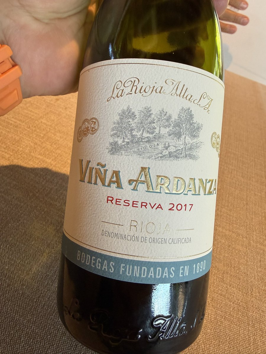 Laia Erretegia, Hondarribia.
Bodega potente, con clásicos y muchas añadas, un sitio para ir con gente que sabe.
Nosotros, más conformistas, tiramos por lo siguiente:

~ Sidra Hildako Danzan (nos encantó)
~ Sidra Basurde Txuria (más normal)
~ 12 Volts 
~ Viña Ardanza