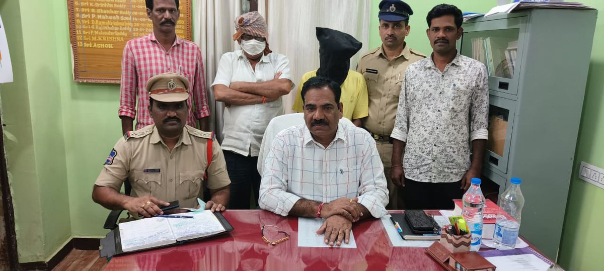sp_kamareddy's tweet image. బాన్సువాడ PS పరిధిలో  మహిళను బెదిరించి డబ్బు, బంగారం, ఫోన్ దోచుకున్న నిందితుడు &amp;amp; దొంగ సొత్తు కొనుగోలుదారుడు అరెస్ట్ &amp;amp; రిమాండ్ కు తరలింపు.
తక్కువ సమయంలో కేసు ఛేదన చేసిన బాన్సువాడ పోలీసులను జిల్లా ఎస్పీ శ్రీ యం. రాజేష్ చంద్ర, IPS గారు అభినందించారు  #KamareddyPolice #CrimeControl