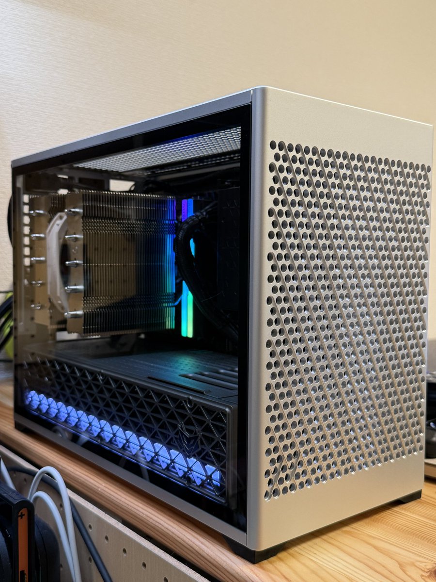 risu_pc1908's tweet photo. ケースゴニョニョしたら入りました✨
マジで面白いケース、CPUクーラーもファンの位置も色々パターンあって面白い♪
ケースファンは後日追加
#NCASE https://t.co/XAxlsmd6AY