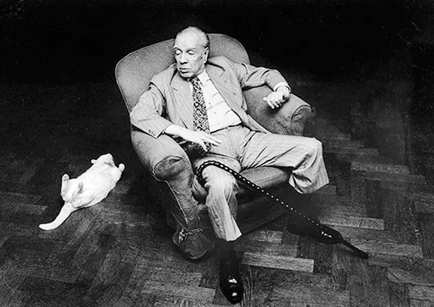 rayovirtual's tweet photo. Vayan preparándose para noviembre los que aman a Borges.
Lanzaremos un breve curso de 4 clases por Zoom (las podés ver en vivo o en el horario que quieras y cuantas veces quieras).
Leeremos:
1. Pierre Menard, autor del Quijote.
2. Tres ensayos: Kafka y sus precursores, El pudor de la historia y El idioma analítico de John Wilkins.
3. La muerte y la brújula
4. Tres versiones de Judas.

Como verán todos los textos están centrados en la lectura-escritura, eso que hizo que el mono se convirtiera en hombre: homo SAPIENS
Están pensadas para los que nunca leyeron a Borges y para los que ya leyeron mucho a Borges (e, incluso, vinieron a otros cursos que yo dicté).

Si te interesa meterte en el universo de Borges (aunque nunca lo hayas leído, aunque nunca leas literatura, aunque seas poco menos que casi analfabeto) este es tu curso para dar el salto a la mayor aventura literaria del último siglo.
Para los quieran participar, en pocos días estará toda la info en un link, en el que además podrán inscribirse.