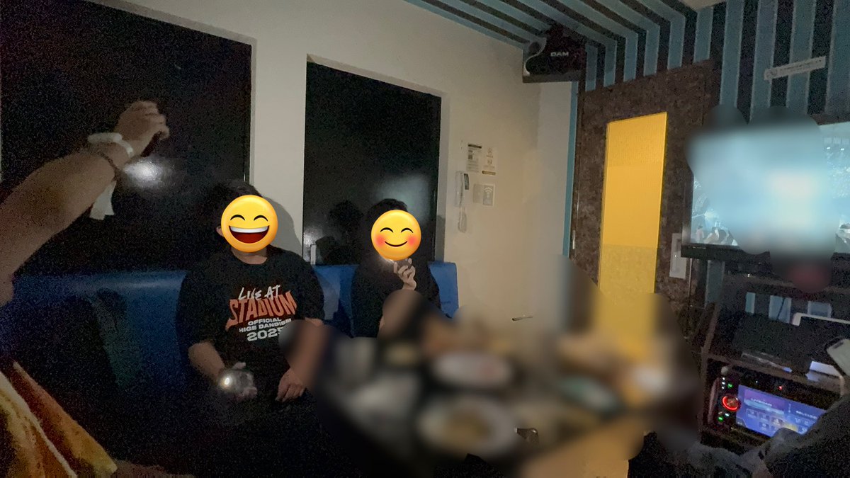 swugoro's tweet photo. 実はうたべいく前にはカラオケでライブ鑑賞も！
みんなで一緒にナッツポーズ🥜したり、手あげたり、ライト光らせたり最高すぎた！！

#Official髭男dism 
#SHOCKINGNUTSTOUR https://t.co/Veg3sdBfzy
