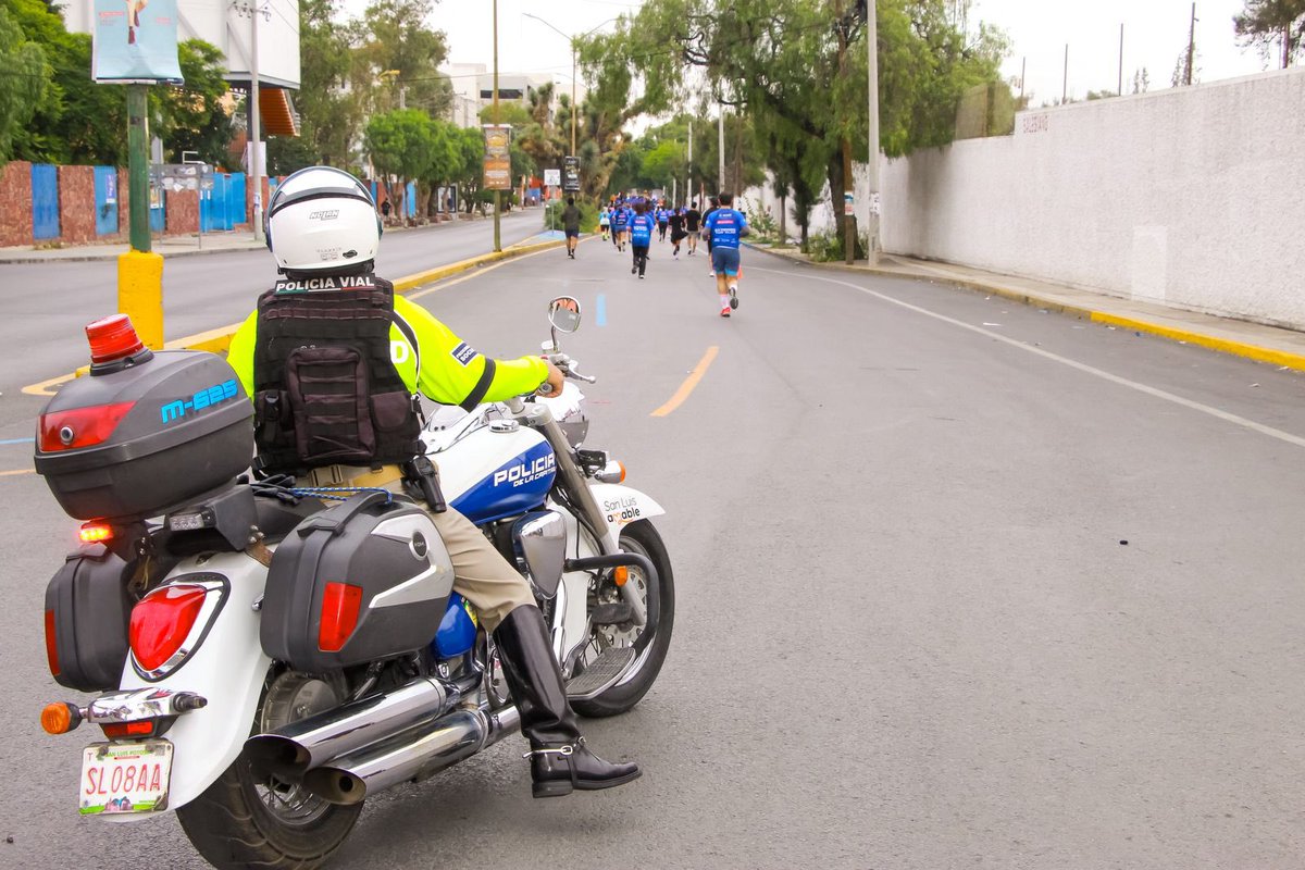 MCNoticiasSLP's tweet photo. 🏃🏻♀️🏃🏻 #MMUASLP ⚪️🔵
🚨🚧 Continúa la cobertura vial por el Medio Maratón de @LaUASLP
Las y los participantes avanzan ppr las avenidas Himno Nacional, Mariano Jiménez, Cuauhtémoc y calles del Centro Histórico .
👮🏻♂️💬 Atiende indicaciones de oficiales en la ruta https://t.co/MlMQWAZQQ3