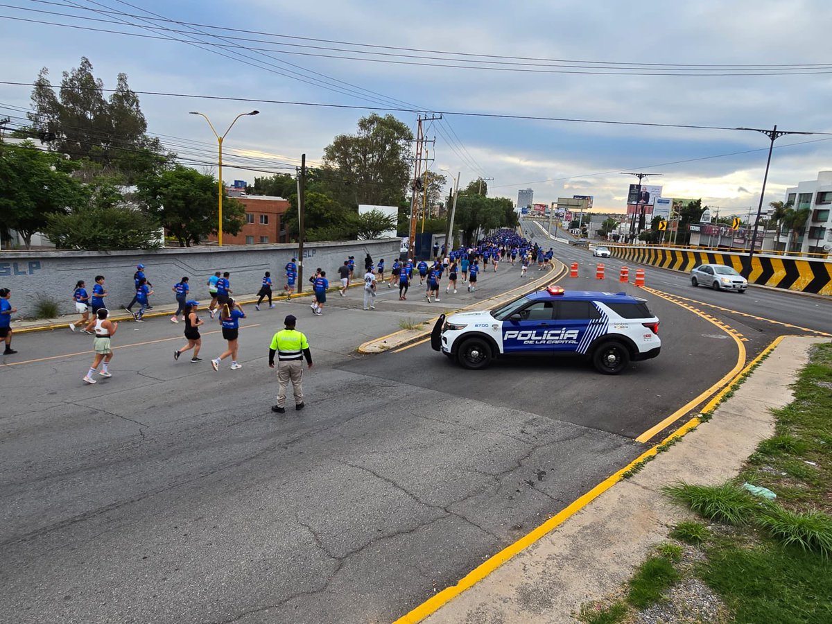 MCNoticiasSLP's tweet photo. 🏃🏻♀️🏃🏻 #MMUASLP ⚪️🔵
🚨🚧 Continúa la cobertura vial por el Medio Maratón de @LaUASLP
Las y los participantes avanzan ppr las avenidas Himno Nacional, Mariano Jiménez, Cuauhtémoc y calles del Centro Histórico .
👮🏻♂️💬 Atiende indicaciones de oficiales en la ruta https://t.co/MlMQWAZQQ3