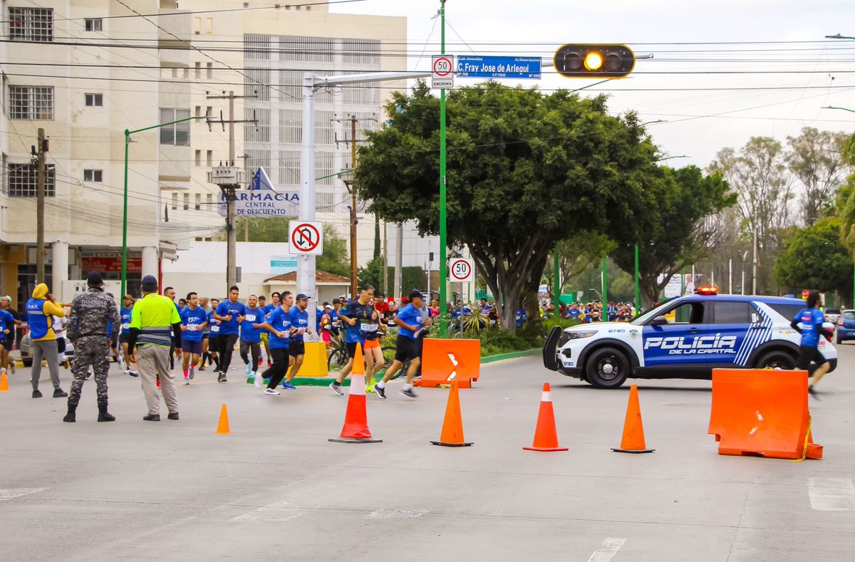 MCNoticiasSLP's tweet photo. 🏃🏻♀️🏃🏻 #MMUASLP ⚪️🔵
🚨🚧 Continúa la cobertura vial por el Medio Maratón de @LaUASLP
Las y los participantes avanzan ppr las avenidas Himno Nacional, Mariano Jiménez, Cuauhtémoc y calles del Centro Histórico .
👮🏻♂️💬 Atiende indicaciones de oficiales en la ruta https://t.co/MlMQWAZQQ3