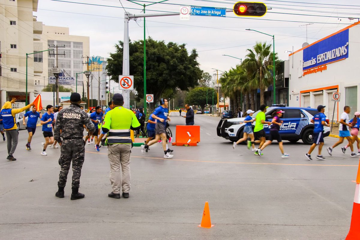 MCNoticiasSLP's tweet photo. 🏃🏻♀️🏃🏻 #MMUASLP ⚪️🔵
🚨🚧 Continúa la cobertura vial por el Medio Maratón de @LaUASLP
Las y los participantes avanzan ppr las avenidas Himno Nacional, Mariano Jiménez, Cuauhtémoc y calles del Centro Histórico .
👮🏻♂️💬 Atiende indicaciones de oficiales en la ruta https://t.co/MlMQWAZQQ3