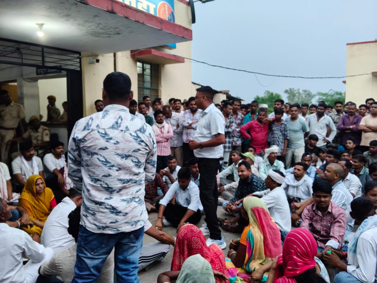 roat_shiva's tweet photo. दोवड़ा थाना प्रकरण में कथित मानवाधिकार उल्लंघन—युवक गंभीर, उदयपुर रेफर। राज्य पुलिस से अनुरोध: तात्कालिक निलंबन व निष्पक्ष विभागीय जाँच।
#दोवड़ा_पुलिसकर्मी_बर्खास्त_करो
@BanswaraPolice
@BhajanlalBjp @RajCMO 
@RajPoliceHelp @IgpUdaipur
@roat_mla @mla_umesh_aspur https://t.co/P1BaQLyFTb